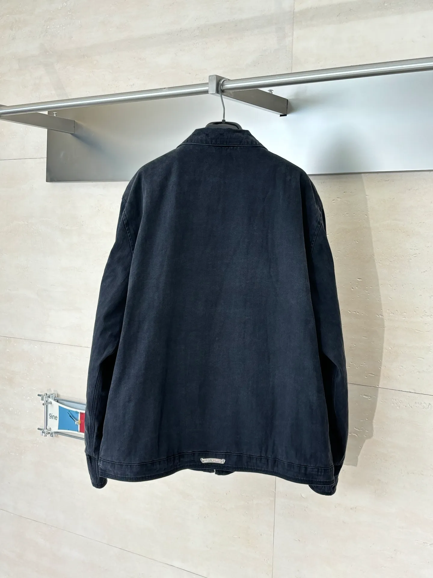 P790 Chrome Hearts*/Chrome Hearts 26Fw new herringbone pattern washed workwear cotton fabric. The main body fabric is made of pure cotton fabric with herringbone pattern woven according to YB. It has a three-dimensional crisp effect. The lining is made of jacquard pure cotton fabric. Minimum order. Ready-made garments are washed. Natural gray effect (Chehao garments stayed in the washing factory for a month and finally the effect was perfect). Due to the difficulty of washing, the scrap rate is extremely high and treasure the spot. The x neckline is cut and cut with genuine sheepskin film, and the molded hardware is aged and oxidized. Size: S/M/L